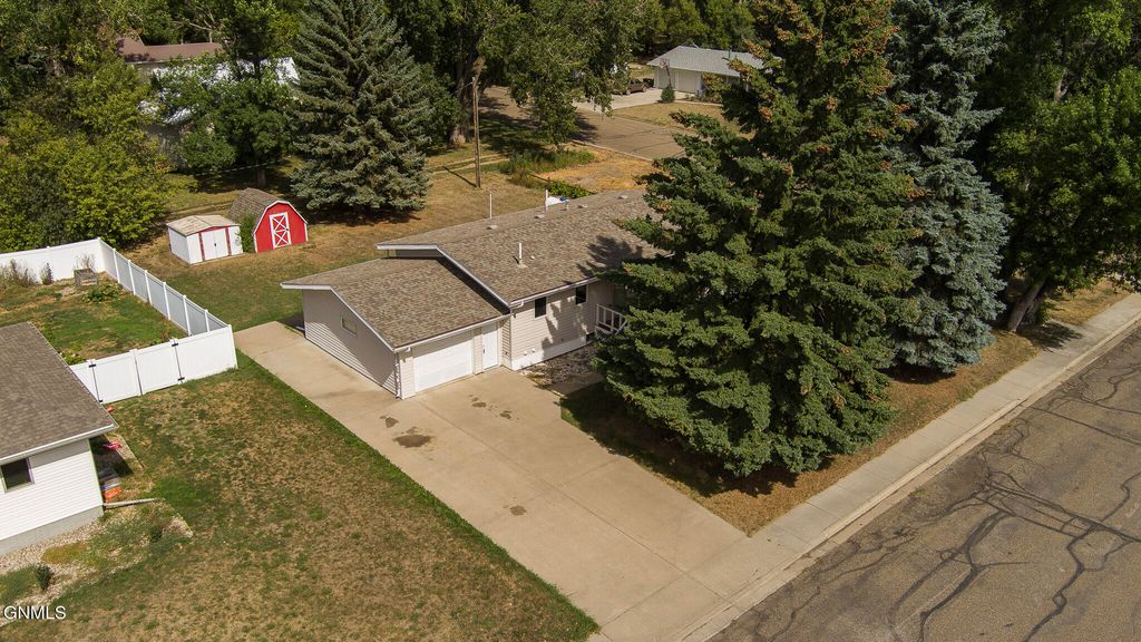 222 Main Street E, Center, ND 58530 photo 2