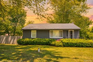 4383 Green Lake Road, West Bloomfield Charter Township, MI 48323