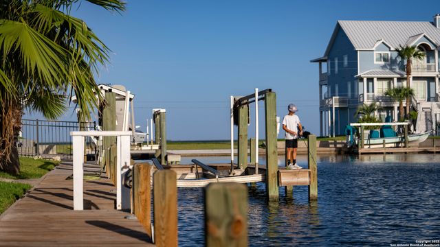 303 Square Rigger, Rockport, TX 78382