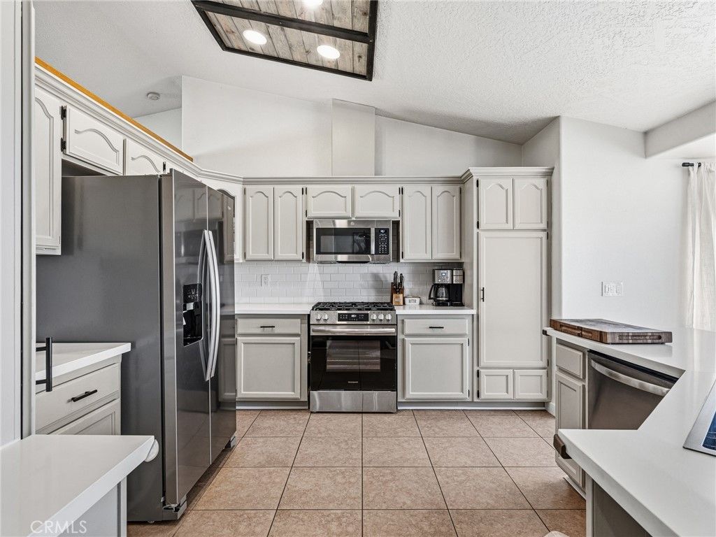 Image 13 of property listing at 18965 Shetland Road, Apple Valley, CA 92308