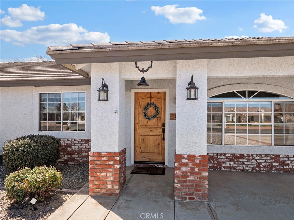 Image 2 of property listing at 18965 Shetland Road, Apple Valley, CA 92308