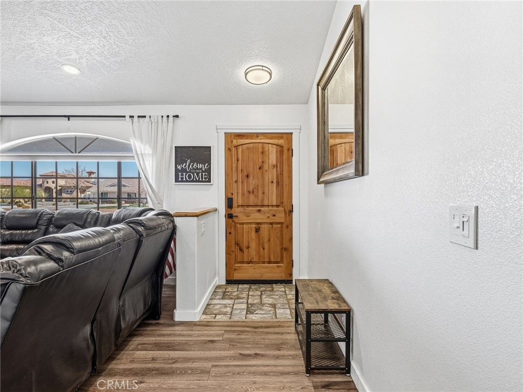 Image 3 of property listing at 18965 Shetland Road, Apple Valley, CA 92308