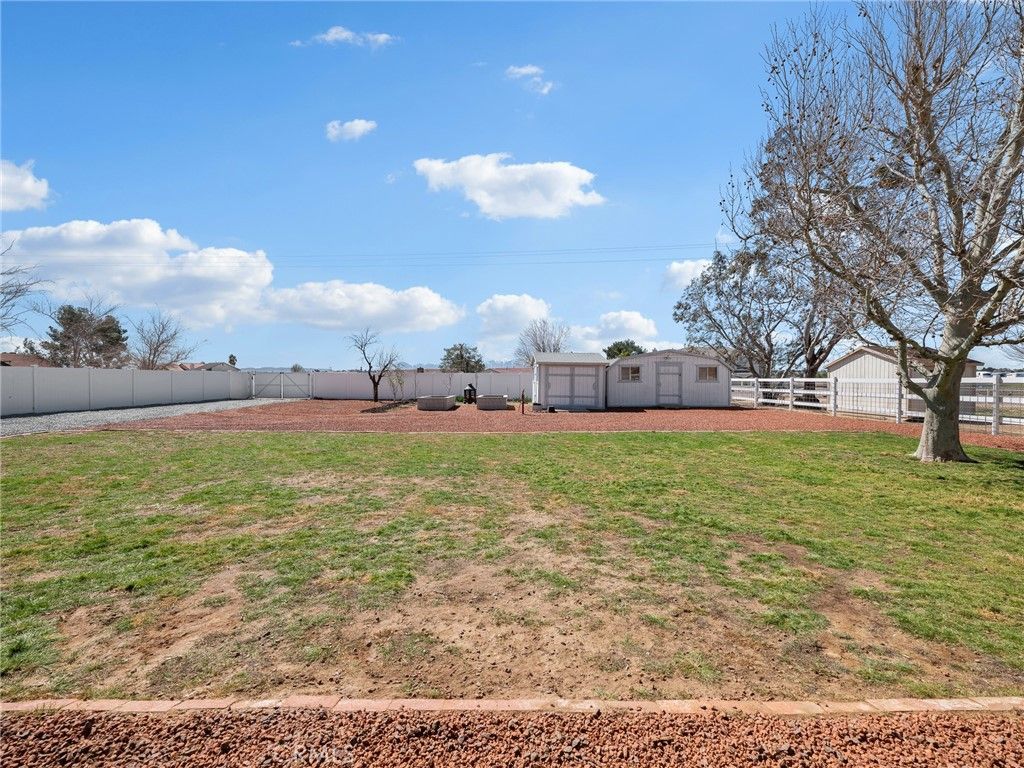 Image 35 of property listing at 18965 Shetland Road, Apple Valley, CA 92308