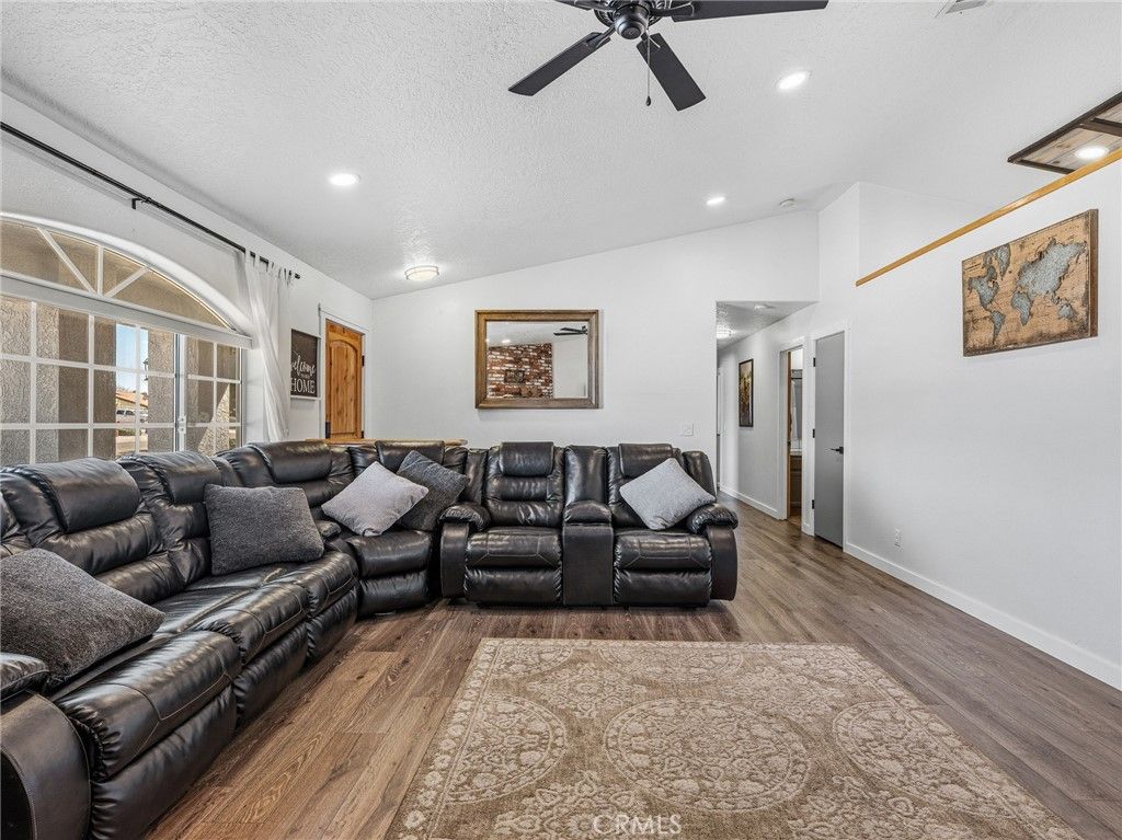 Image 5 of property listing at 18965 Shetland Road, Apple Valley, CA 92308