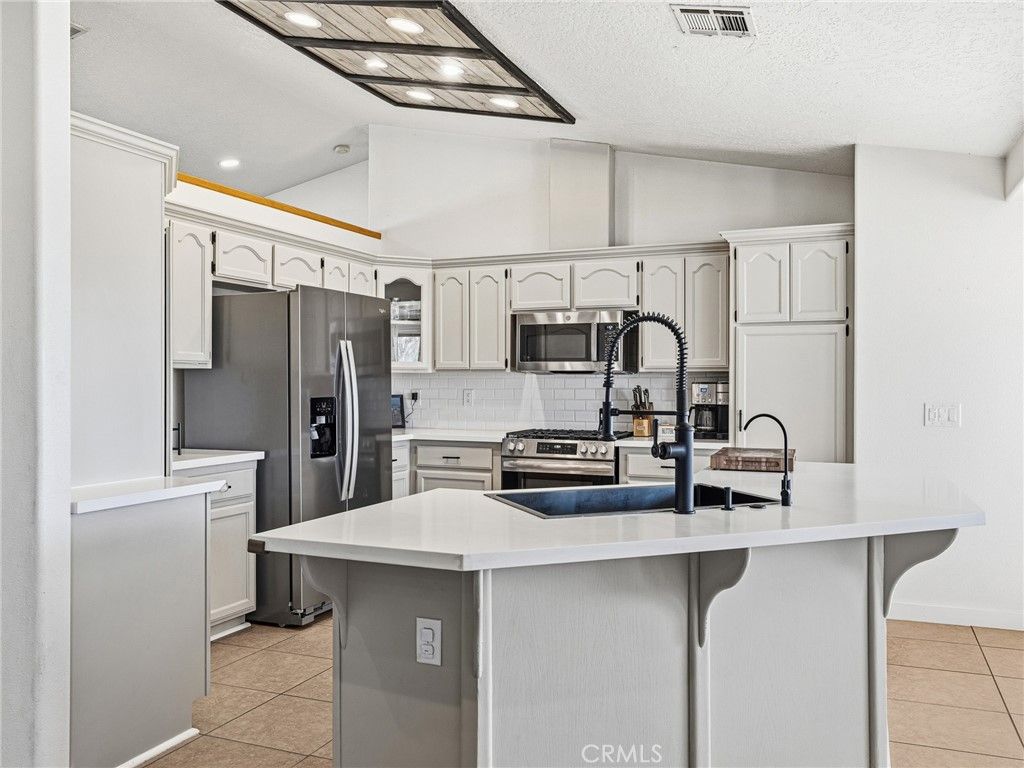 Image 8 of property listing at 18965 Shetland Road, Apple Valley, CA 92308