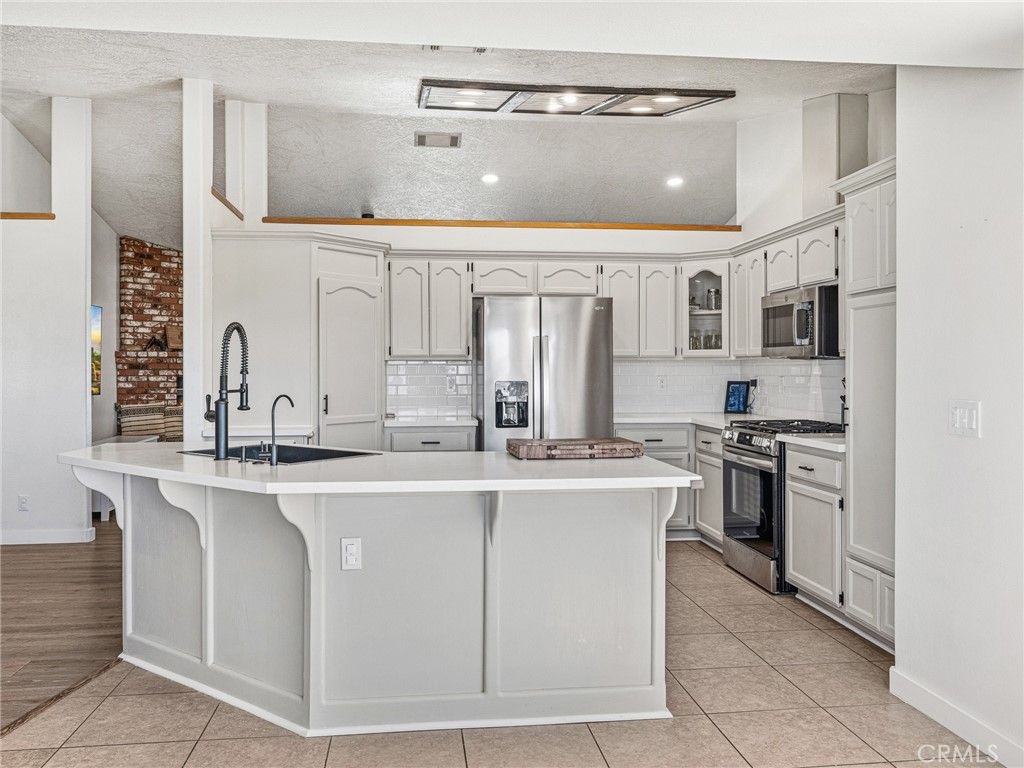 Image 9 of property listing at 18965 Shetland Road, Apple Valley, CA 92308