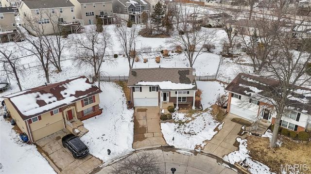 857 Village Meadow Drive, Ballwin, MO 63021