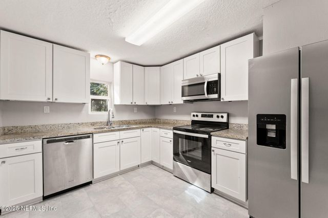 4044 HUNTER Circle, Jacksonville, FL 32207