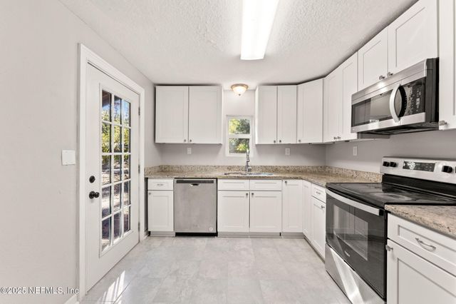 4044 HUNTER Circle, Jacksonville, FL 32207
