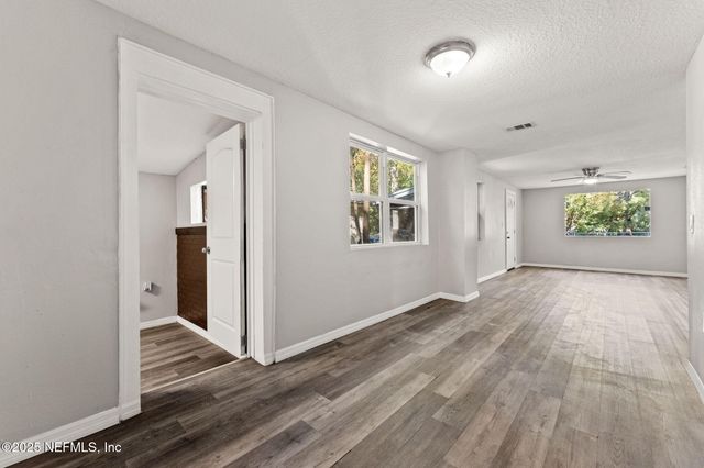 4044 HUNTER Circle, Jacksonville, FL 32207