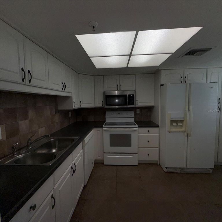 Image 13 of property listing at 201 W LAUREL STREET 703, Tampa, FL 33602