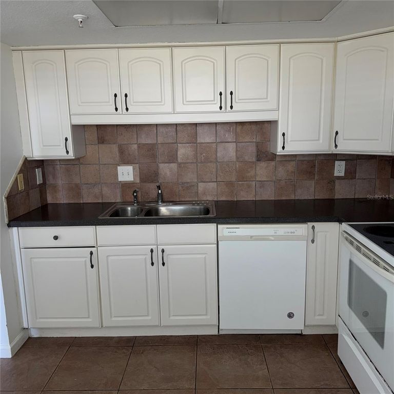 Image 10 of property listing at 201 W LAUREL STREET 703, Tampa, FL 33602