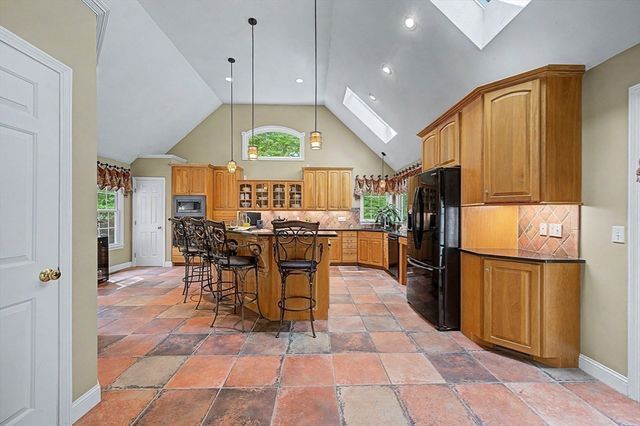 16 Stable Way, Medway, MA 02053