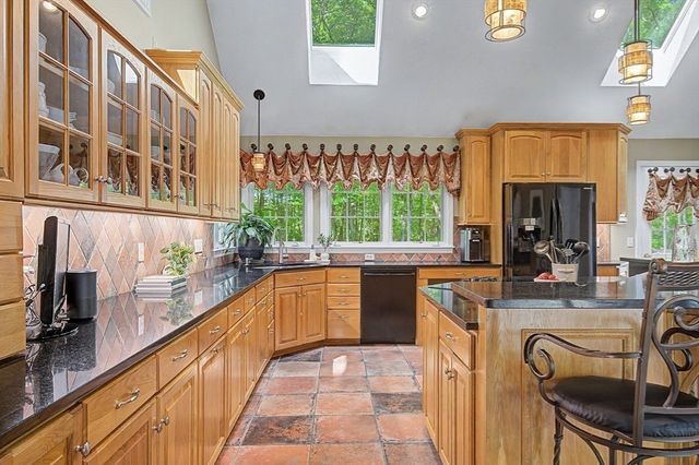 16 Stable Way, Medway, MA 02053