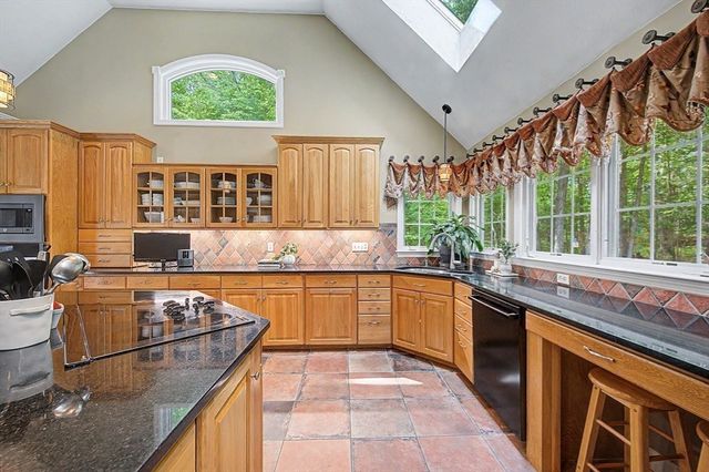 16 Stable Way, Medway, MA 02053