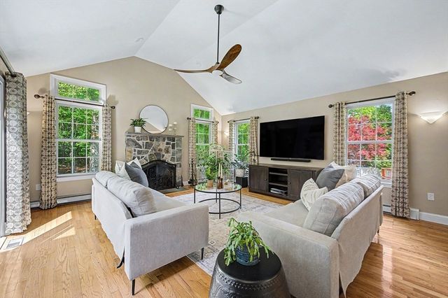 16 Stable Way, Medway, MA 02053