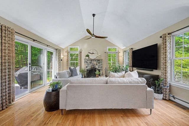 16 Stable Way, Medway, MA 02053
