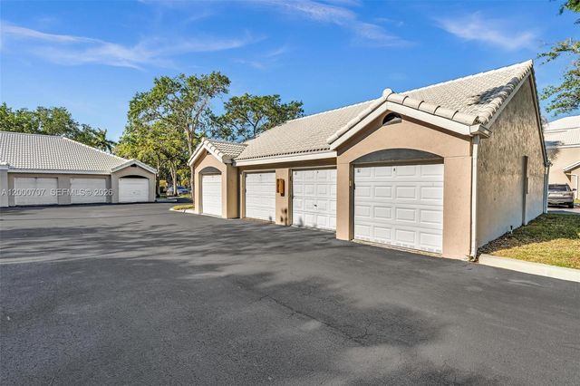 2841 N Oakland Forest Dr 207, Oakland Park, FL 33309