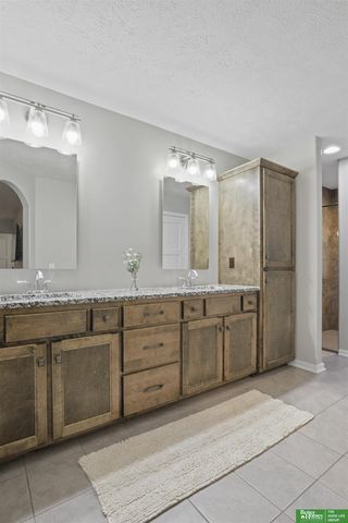 18606 George Miller Parkway, Elkhorn, NE 68022