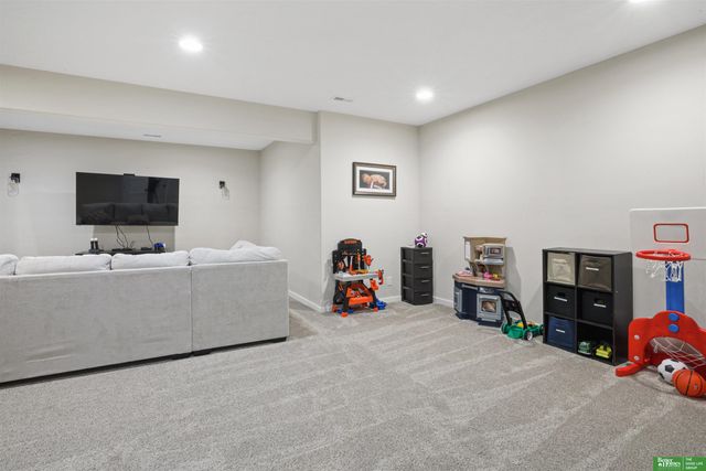 18606 George Miller Parkway, Elkhorn, NE 68022