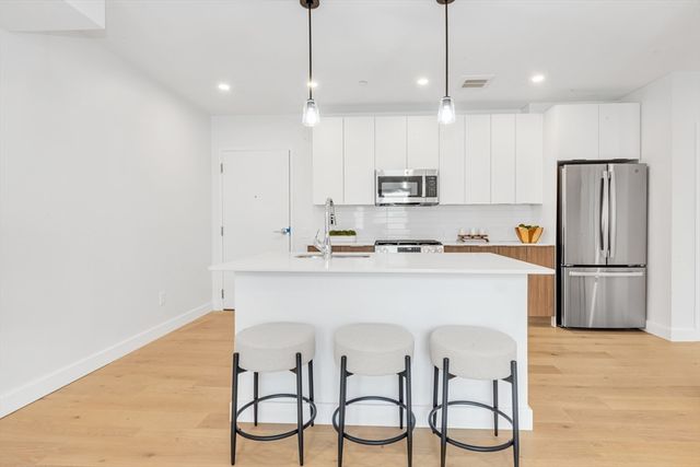 3992 Washington St 302, Boston, MA 02131