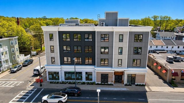 3992 Washington St 302, Boston, MA 02131