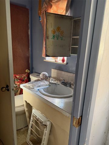 3230 S Llewellyn Avenue, Dallas, TX 75224