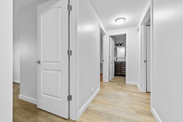 422 GAINSBOROUGH Court 422, Bolingbrook, IL 60440