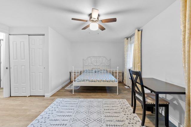 422 GAINSBOROUGH Court 422, Bolingbrook, IL 60440