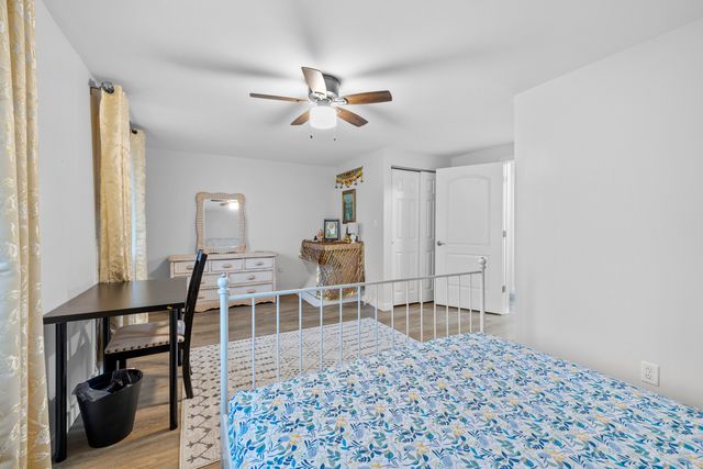 422 GAINSBOROUGH Court 422, Bolingbrook, IL 60440