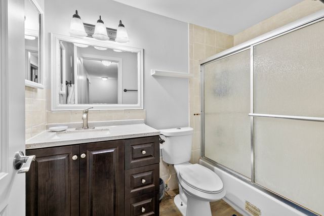 422 GAINSBOROUGH Court 422, Bolingbrook, IL 60440