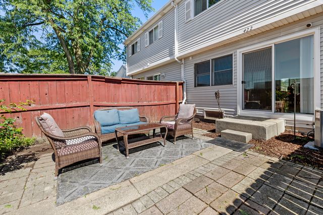 422 GAINSBOROUGH Court 422, Bolingbrook, IL 60440