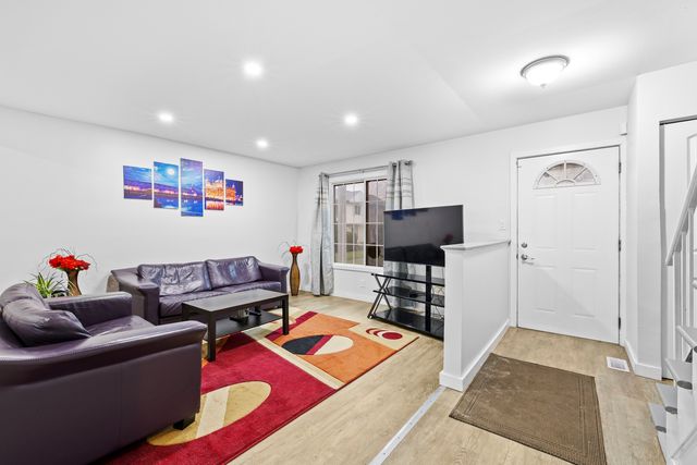 422 GAINSBOROUGH Court 422, Bolingbrook, IL 60440