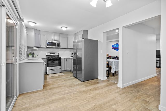 422 GAINSBOROUGH Court 422, Bolingbrook, IL 60440