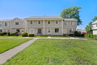 422 GAINSBOROUGH Court 422, Bolingbrook, IL 60440