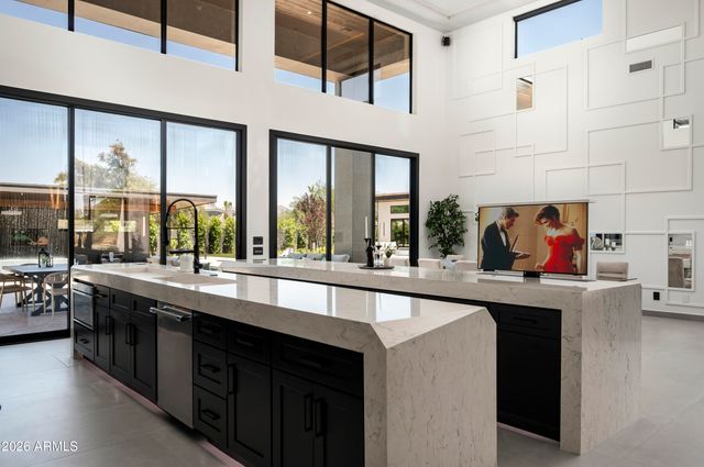 8402 E CACTUS WREN Road, Scottsdale, AZ 85250