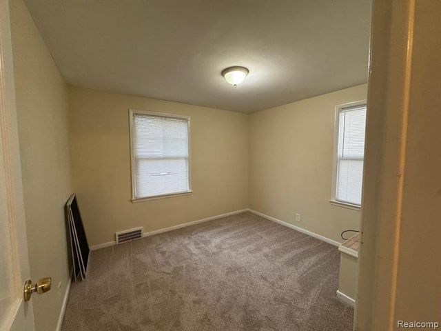 19235 Raymond Street, Grosse Pointe Woods, MI 48236