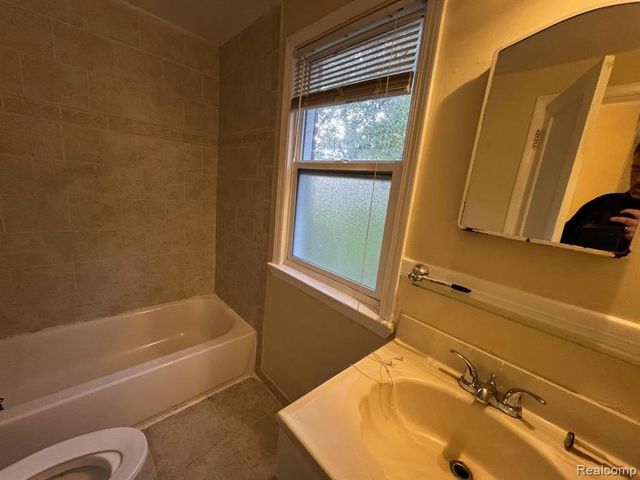 19235 Raymond Street, Grosse Pointe Woods, MI 48236
