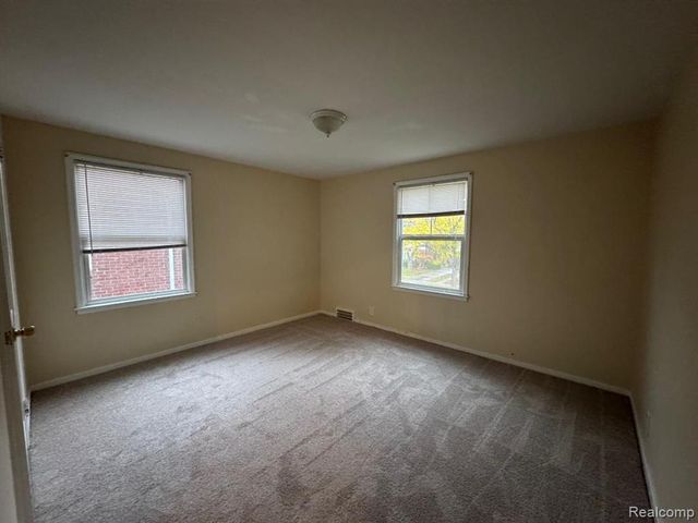 19235 Raymond Street, Grosse Pointe Woods, MI 48236