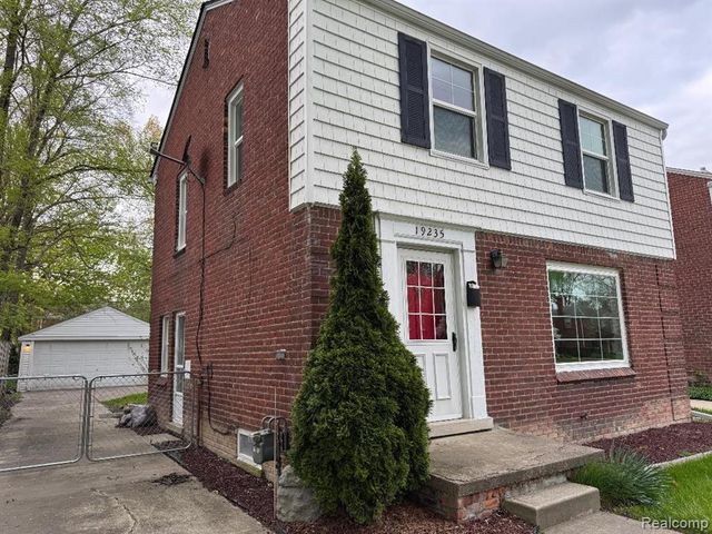 19235 Raymond Street, Grosse Pointe Woods, MI 48236