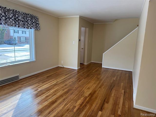 19235 Raymond Street, Grosse Pointe Woods, MI 48236