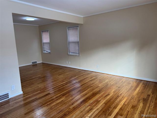 19235 Raymond Street, Grosse Pointe Woods, MI 48236