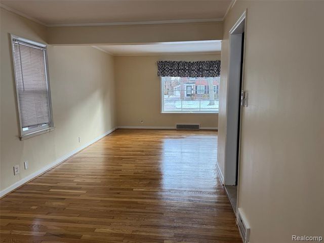 19235 Raymond Street, Grosse Pointe Woods, MI 48236