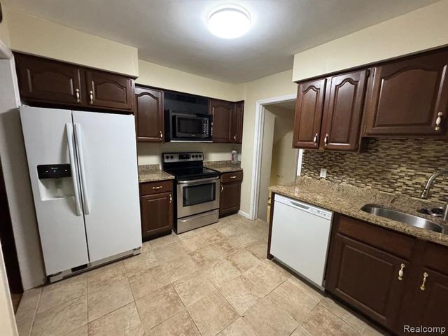19235 Raymond Street, Grosse Pointe Woods, MI 48236