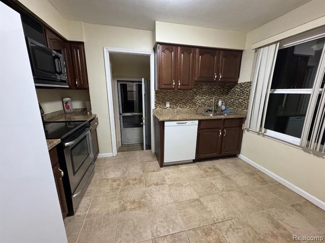 19235 Raymond Street, Grosse Pointe Woods, MI 48236