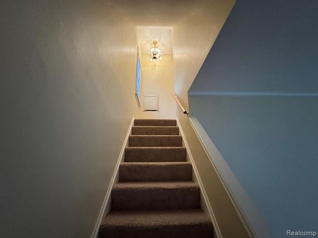 19235 Raymond Street, Grosse Pointe Woods, MI 48236