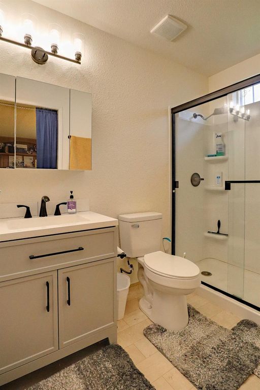 Image 8 of property listing at 5098 E Ashlan Avenue # 117, Fresno, CA 93727