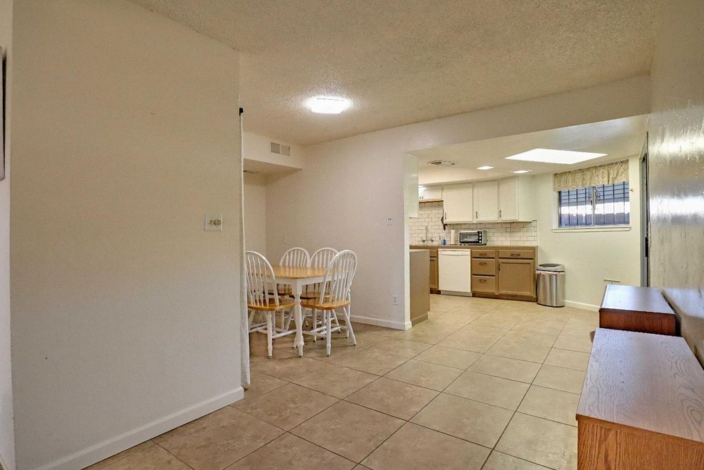 Image 9 of property listing at 5098 E Ashlan Avenue # 117, Fresno, CA 93727