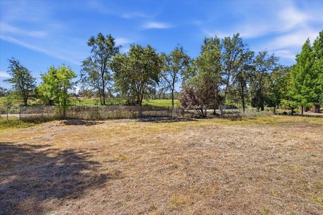 18263 Lake Forest Dr, Penn Valley, CA 95946