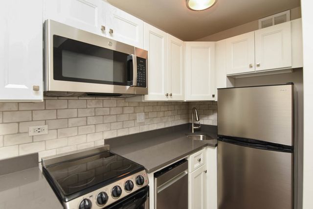 640 W WRIGHTWOOD Avenue 210, Chicago, IL 60614